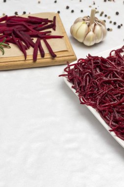 Kesme tahtasındaki taze pancarlar. Sarımsak. Dilimlenmiş pancar. Doğal soğuk algınlığı ilacı. Tıbbi beslenme. Beyaz arka plan. Üst Manzara. Boşluğu kopyala