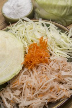 Lahana turşusu, taze lahana, tuz ve havuç yakın plan. Sağlıklı kış besinleri. Fermantasyon Ürünleri. Kapat.