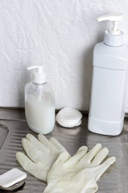 Lateks eldivenler, metal yüzeyde sıvı sabun. Hijyen ürünleri