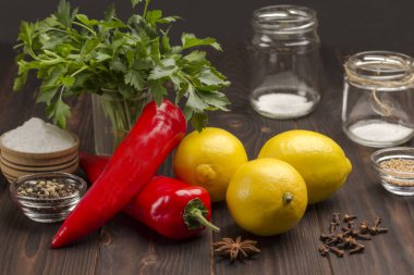 Kırmızı biber, limon yeşili baharat ve tuz, masada cam tuz kavanozları. Mayalanmış limon bağışıklığı güçlendirmek için doğal bir ilaçtır. Kapat..