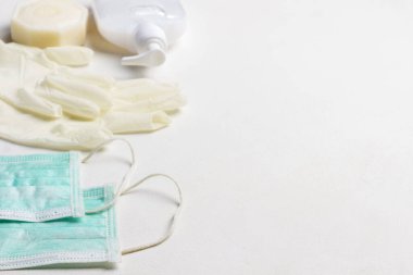 Koruyucu tıbbi maske, beyaz arka planda lateks eldivenler. Hijyen ve soğuk koruma ürünleri. Boşluğu kopyala