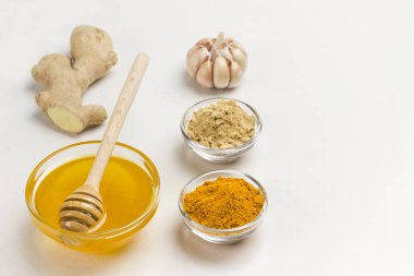 Zencefil kökü, kuru zencefil ve zerdeçal tozu, sarımsak ve limon. Dokunulmazlığı arttırmak için yiyecek. Üst Manzara. Boşluğu kopyala