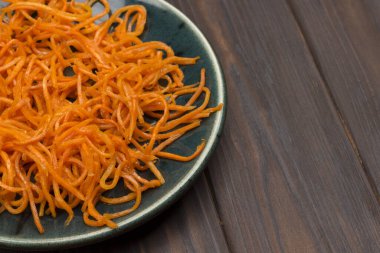 Tabakta mayalanmış havuç. Bağışıklığı güçlendirmek için doğal bir ilaç. Koyu ahşap arka plan. Boşluğu kopyala