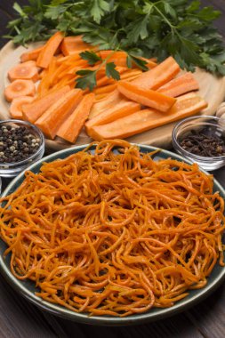 Kesme tahtasında taze doğranmış havuç. Tabakta mayalanmış havuç. Bağışıklık sistemini güçlendirmek için doğal bir ilaç. Kapatın. Koyu tahta arkaplan