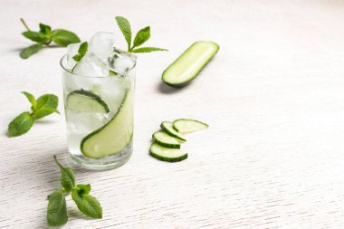Buzlu ve salatalıklı serinletici yaz içeceği. Nane ve doğranmış salatalık. Kapatın. Üst Manzara. Beyaz arkaplan.