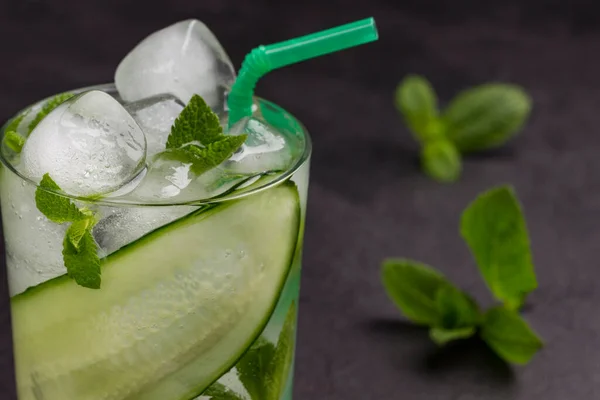 Koelend Zomerdrankje Met Ijs Plakjes Komkommer Zwarte Achtergrond Sluit Maar — Stockfoto