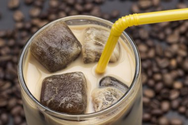 Kahve ve sütlü buzlu kahve. Kapatın. Üst görünüm