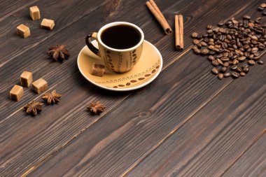 Turp dilimli taze yeşillikler. Beyaz arka plan, sağlıklı beslenme. Düz yatıyordu