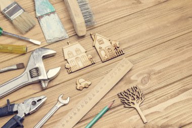 Eski ve tozlu aletler. Ahşap arka planda tamir için ev aletleri var. Düz yatıyordu. Boşluğu kopyala    