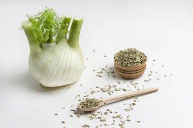 Rezene soğanı, rezene tohumları kaşık ve kutuda. Beyaz arka plan. Boşluğu kopyala