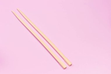 Bambu çubukları. Pembe arka plan, üst manzara. Boşluğu kopyala