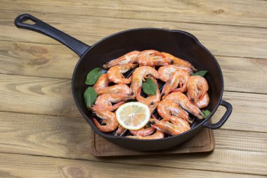 Tavada limonlu karides. Hafif ahşap zemin. Uzayı kopyala Sağlıklı iştah açıcı foo