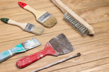 Eski ve tozlu aletler. Ahşap arka planda tamir için ev aletleri var. Düz yatıyordu. Boşluğu kopyala    