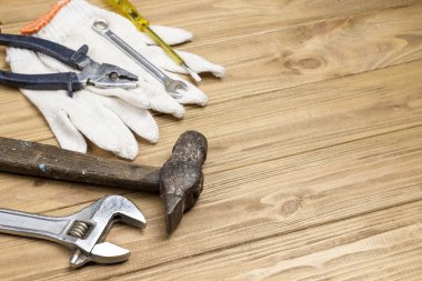 Eski ve tozlu aletler. Ahşap arka planda tamir için ev aletleri var. Düz yatıyordu. Boşluğu kopyala    
