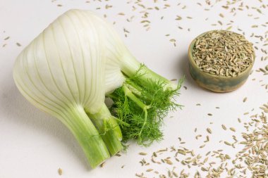 Nohut ve çırpılmış yumurta ve pide ekmeği. Kapatın. Hafif ahşap arkaplan