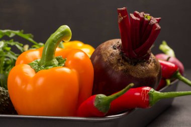 Portakal biberi, pancar ve kırmızı biber. Diyet gıda konsepti. Yakın plan.