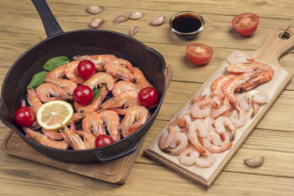 Shrimp Tiger Prawns Tomatoes Lemon Pan Shrimp Cutting Board Light — Stock Photo, Image