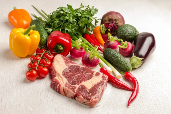 Marmoriertes Rindersteak Mit Gemüse Rohes Fleisch Bio Lebensmittel Weißer Hintergrund — Stockfoto