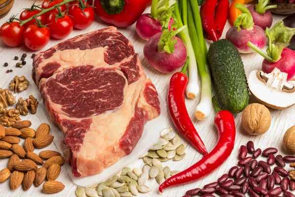 Rohes Fleisch Marmoriertes Rindersteak Gemüse Bohnen Nüsse Auf Dem Tisch — Stockfoto