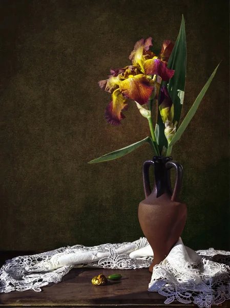   Seramik vazoda kahverengi süsen