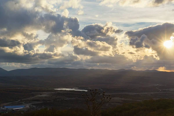 山の夕日の光線 — ストック写真