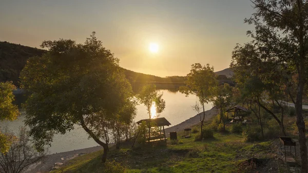   gölde bir sonbahar akşamı gün batımı