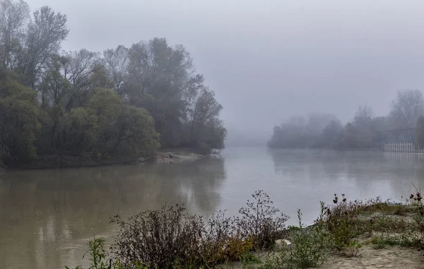   Kuban Nehri üzerinde sonbahar sis