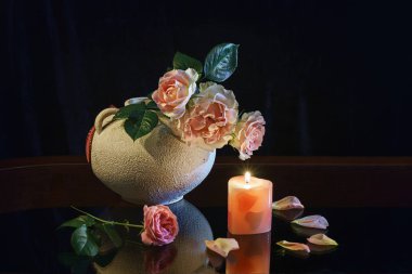   Natürmort karanlık bir arka plan üzerinde mum ışığında