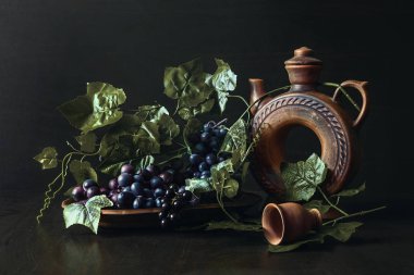   çanak çömlek ve üzüm eski tarzı natürmort