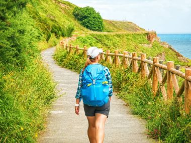 Camino de Santiago yürüyüş sırt çantası ile yalnız Hacı