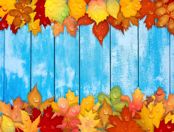 Dedaunan musim gugur berwarna-warni dengan latar belakang kayu — Stok Foto