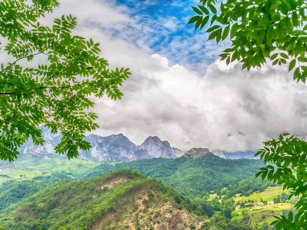 Natureza fundo com montanha, céu azul e nuvens brancas — Fotografia de Stock