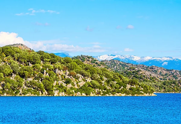 Beau paysage naturel avec mer Méditerranée et montagnes — Photo