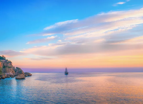 Magas hajót a tenger, az esti napfény, mediterrán — Stock Fotó