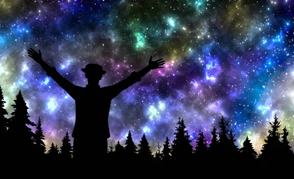 Ο άνθρωπος, βλέποντας τα αστέρια στον ουρανό νύχτας πάνω από το πευκόφυτο δάσος — Φωτογραφία Αρχείου