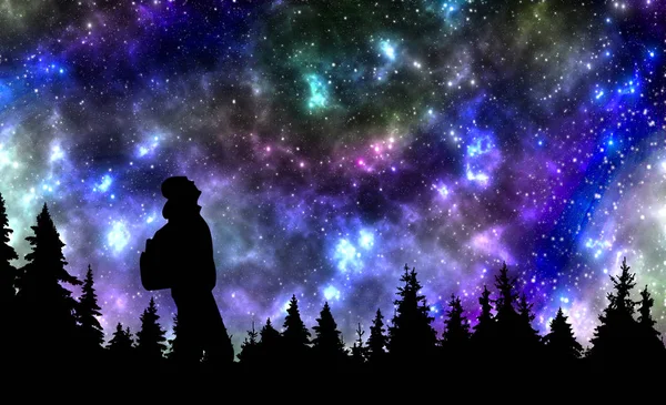 Kişi gece gökyüzü çam ormanı yukarıda yıldızlarda izlerken sırt çantası ile — Stok fotoğraf
