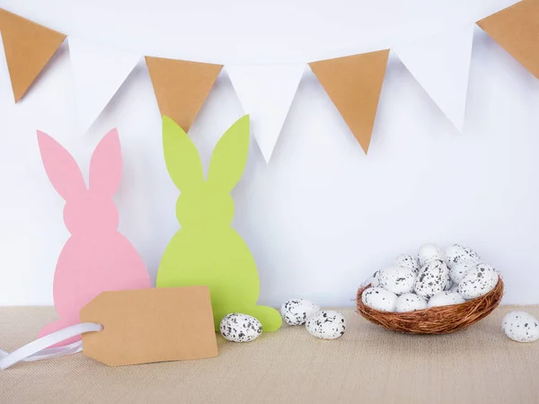 复活节背景与蛋, 兔子和旗子 — 图库照片
