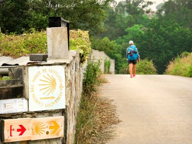 Camino de Santiago yürüyüş sırt çantası ile yalnız Hacı