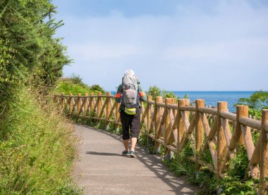 Camino de Santiago yürüyüş sırt çantası ile yalnız Hacı