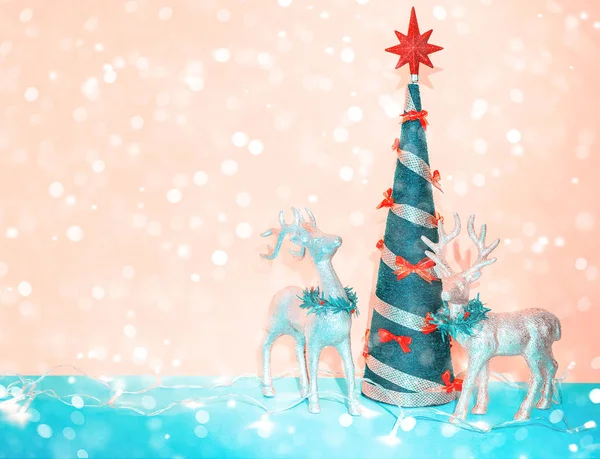 Χειμερινό φόντο με ελάφια, χριστουγεννιάτικο δέντρο και bokeh. Καλά Χριστούγεννα και Ευτυχισμένο το Νέο Έτος! — Φωτογραφία Αρχείου