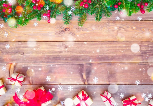 Χριστουγεννιάτικο φόντο με δώρο πλαίσια στο ξύλο και διακοσμήσεις — Φωτογραφία Αρχείου
