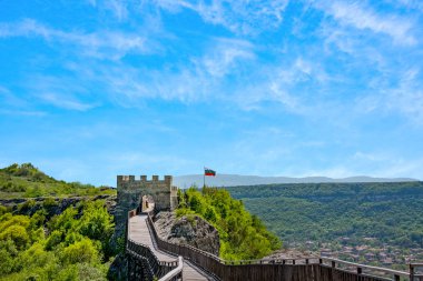 Tahta köprü ve antik Ovech kalesinin kapısı. Provadia, Bulgaristan