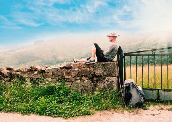 Peregrino solitário com mochila descansando. Caminho de Santiago, Caminho do Norte ou a Via Costeira de São Tiago, rota de peregrinação ao longo da costa norte da Espanha — Fotografia de Stock