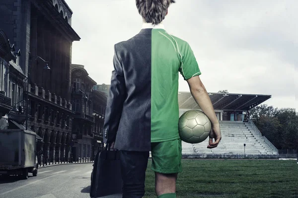 Genç yarım futbol oyuncu yarım iş adamı
