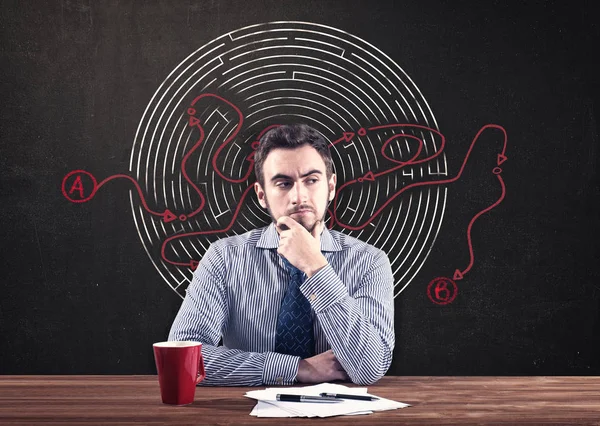 Jonge zakenman zit aan Bureau — Stockfoto