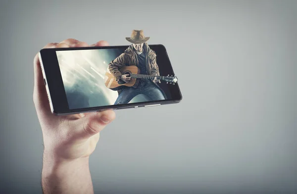 Akıllı telefonu tutan el.