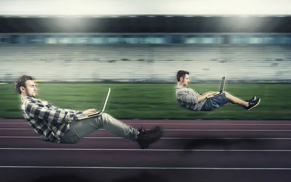 Schnell schwebende Männer auf einer Laufstrecke — Stockfoto