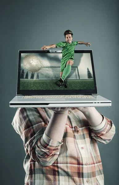 Görüntüler bir dizüstü bilgisayar holding