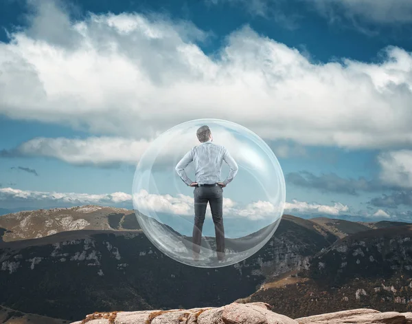 Die Kugel fliegt — Stockfoto