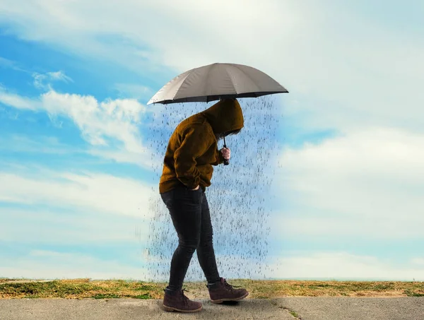 Držet deštník na slunci — Stock fotografie